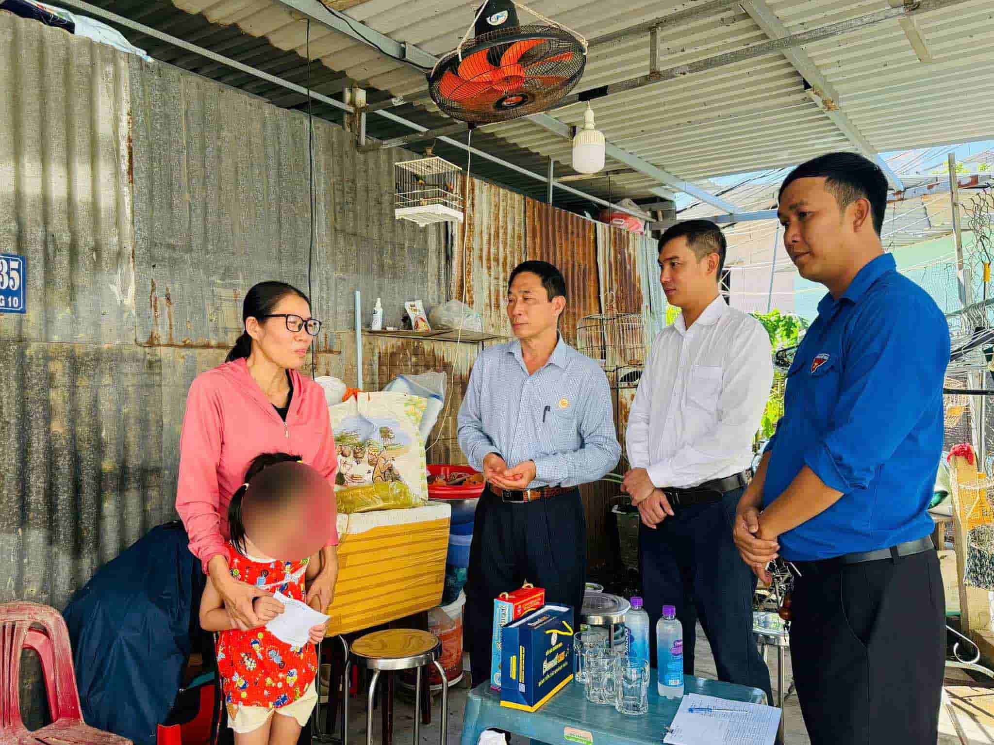 Functional agencies give gifts to children in difficult circumstances in Tay Nha Trang ward. Photo: Kien Cuong