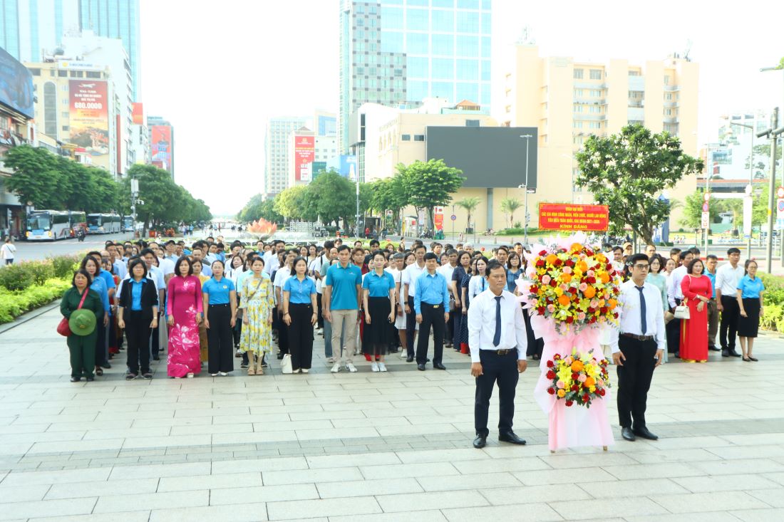 The delegation organized a flower offering ceremony at the Statue of President Ho Chi Minh.