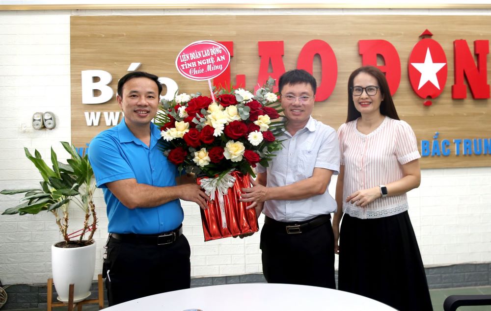 The Labor Federation of Nghe An province congratulates the resident reporter of Lao Dong Newspaper in Nghe An on Press Day June 21. Photo: Thanh Van