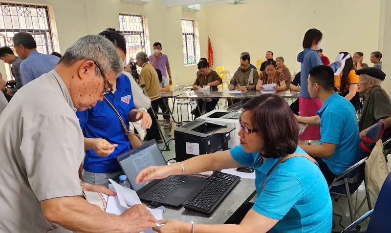 People are supported to exercise authorization to receive pensions in Ha Dong ward, Hanoi. Photo: Hanoi City Social Insurance