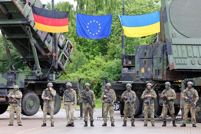 Binh sĩ Đức và binh sĩ Ukraina tại cuộc gặp của Tổng thống Ukraina Volodymyr Zelensky và Bộ trưởng Quốc phòng Đức Boris Pistorius ở khu huấn luyện Mecklenburg-Vorpommern (Đức), tháng 6.2024. Ảnh: AFP