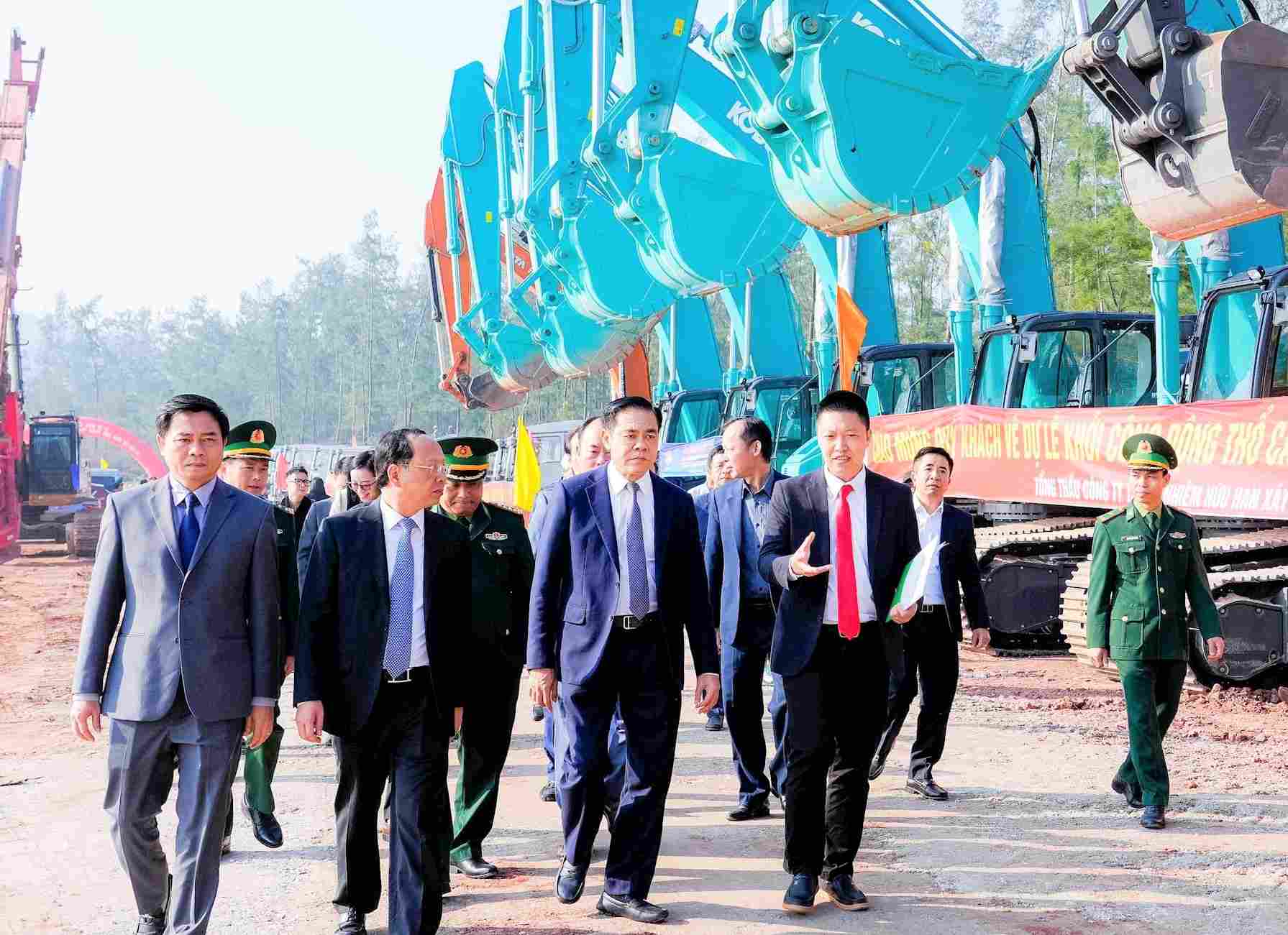 Chủ tịch UBND tỉnh Nghệ An Võ Trọng Hải cùng đoàn công tác tham quan khu vực triển khai dự án Cảng nước sâu Cửa Lò. Ảnh: Phạm Bằng