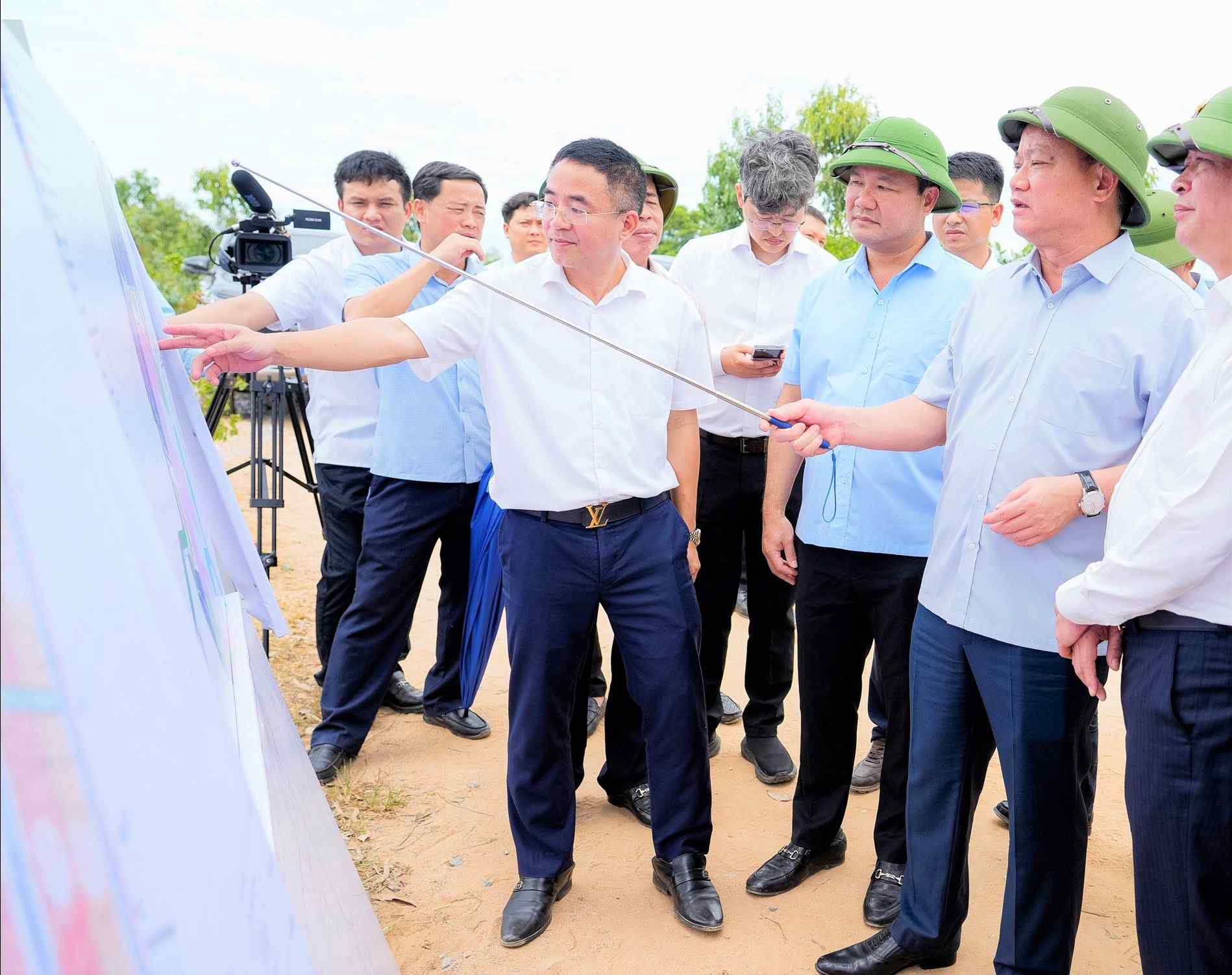 Nghe An Provincial Party Secretary Nguyen Khac Than inspects and directs to accelerate the progress of the Cua Lo Deep-Water Port project. Photo: Pham Bang