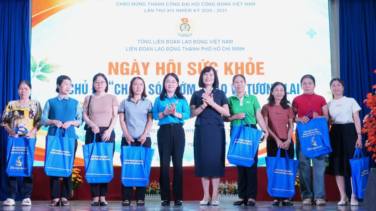 Giving gifts to female workers in difficult circumstances in the Health Day program. Photo: Thanh An