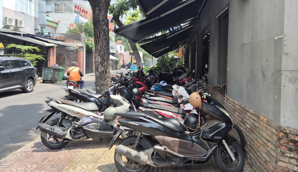 Motorbikes parked tightly and disorderly on Nguyen Thi Minh Khai, Nguyen Thi Dieu streets, images recorded on March 6, 2026. If drivers park motorbikes on the sidewalk illegally, the applied fine is from 400,000 VND to 600,000 VND. Photo: Nguyen Chan