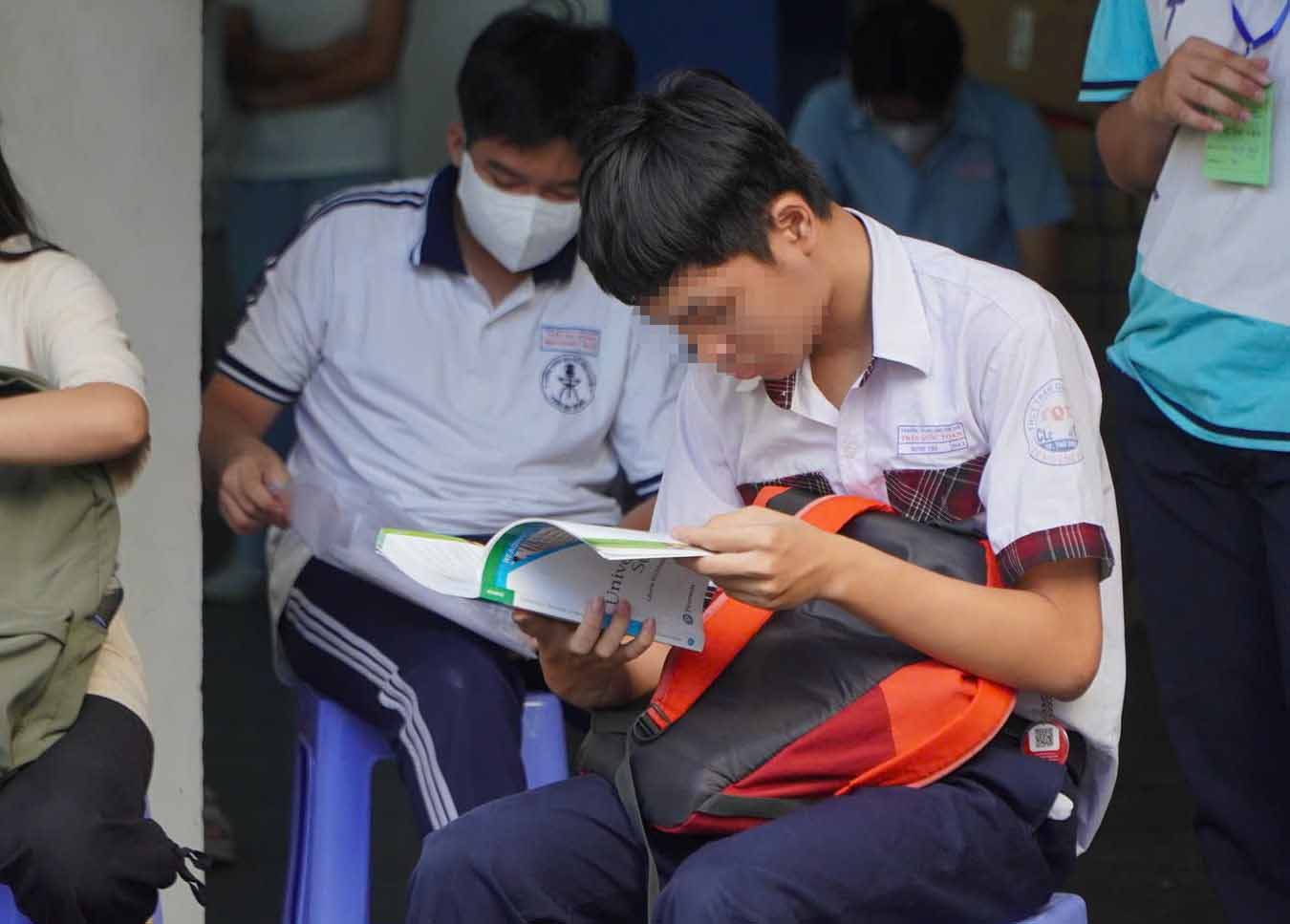 Candidates taking the exam for the High School for the Gifted. Photo: Chan Phuc
