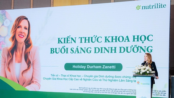 Tiến sĩ Holiday Dhuram Zanetti - Chuyên gia khoa học cấp cao về Nghiên Cứu và Thử Nghiệm Lâm Sàng - Viện Sức Khoẻ Nutrilite có phần tham luận tại hội thảo. Ảnh: Amway