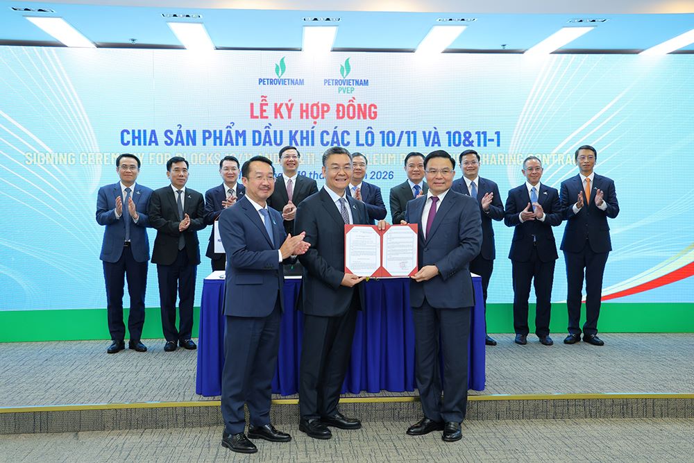 Bộ trưởng Bộ Công Thương Lê Mạnh Hùng trao giấy chứng nhận đầu tư PSC Lô 10/11 và Lô 10&11-1 cho Tổng Giám đốc Petrovietnam Lê Mạnh Cường và Tổng Giám đốc PVEP Nguyễn Thiện Bảo. Ảnh: Petrovietnam