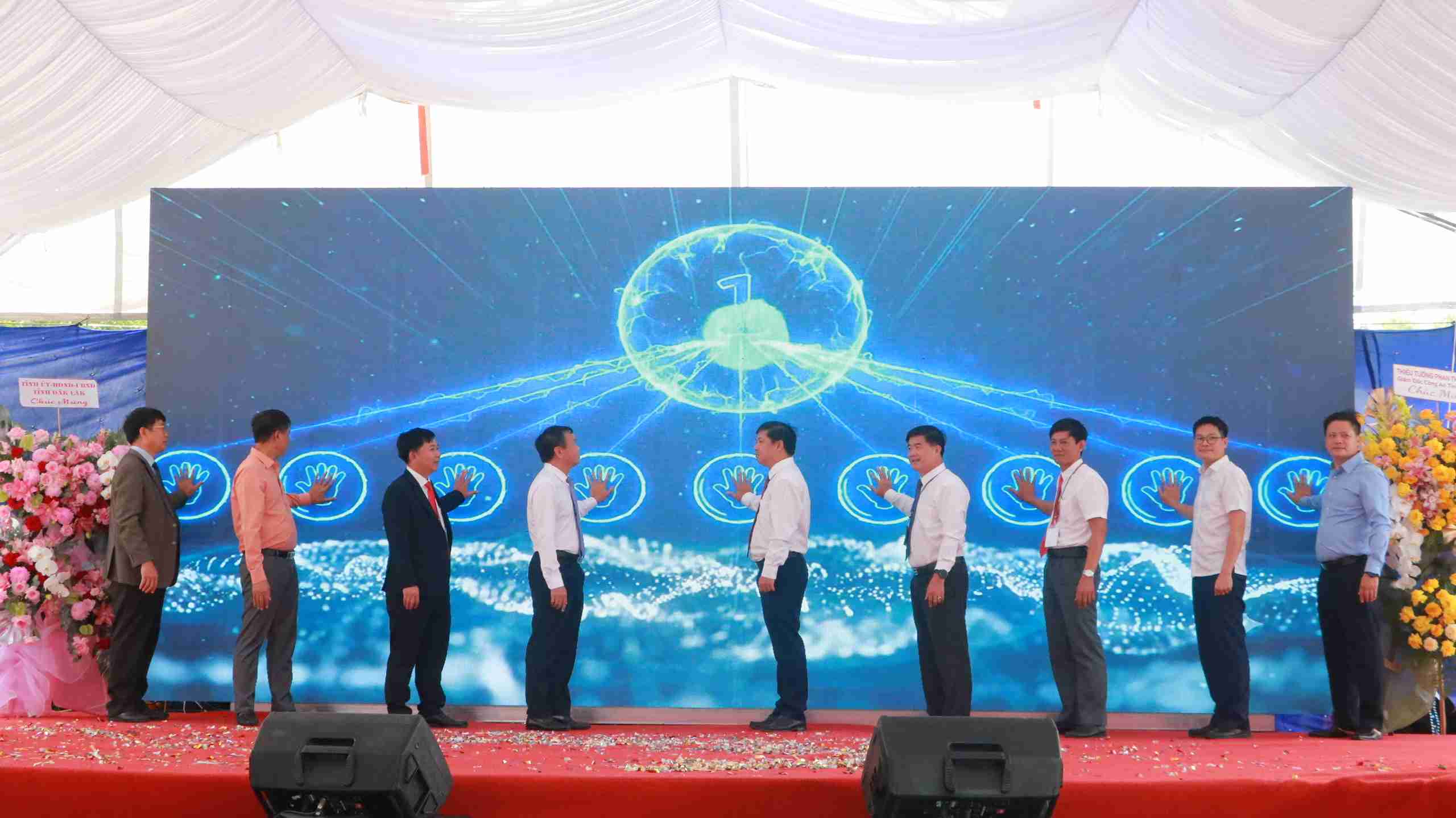 Delegates press the button to start the Investment Project to build technical infrastructure for Tan Tien Industrial Cluster, Dak Lak province. Photo: Minh Hue