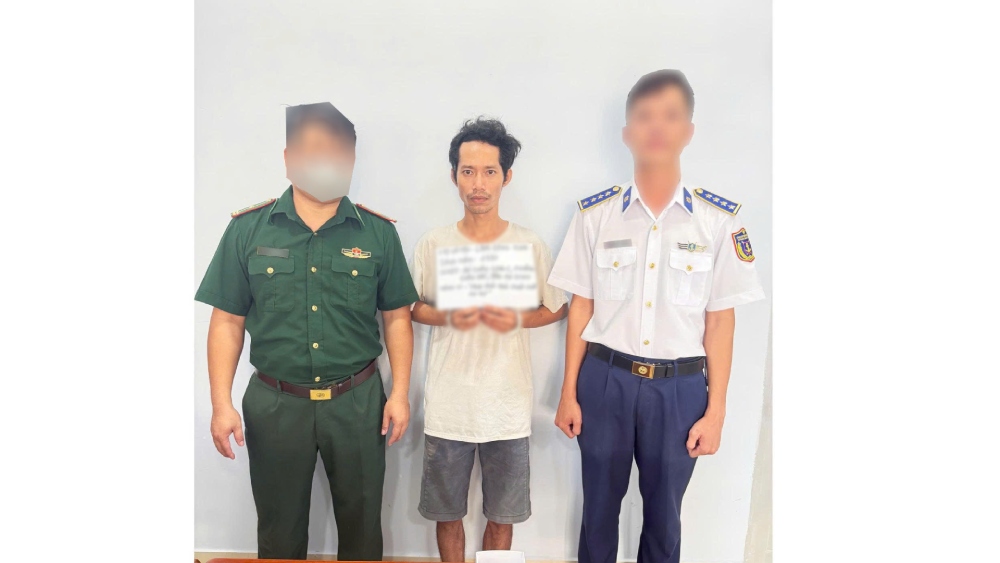 기능 부대는 푸 특별 구역 지역에서 남이 불법 마약 거래 행위를 하는 현장을 적발했습니다. 사진: 득타이