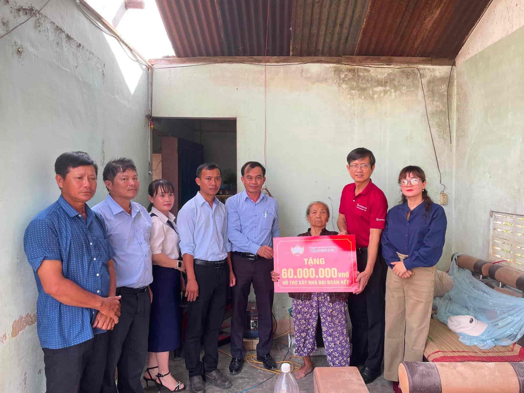 The Vietnam Fatherland Front Committee of Dien Lac commune awarded funds to support the construction of Great Solidarity Houses for poor households. Photo: Kien Cuong