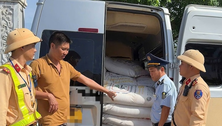 Lượng lượng Trạm CSGT Đakrông phát hiện vụ vận chuyển đường lậu. Ảnh: Trạm CSGT Đakrông