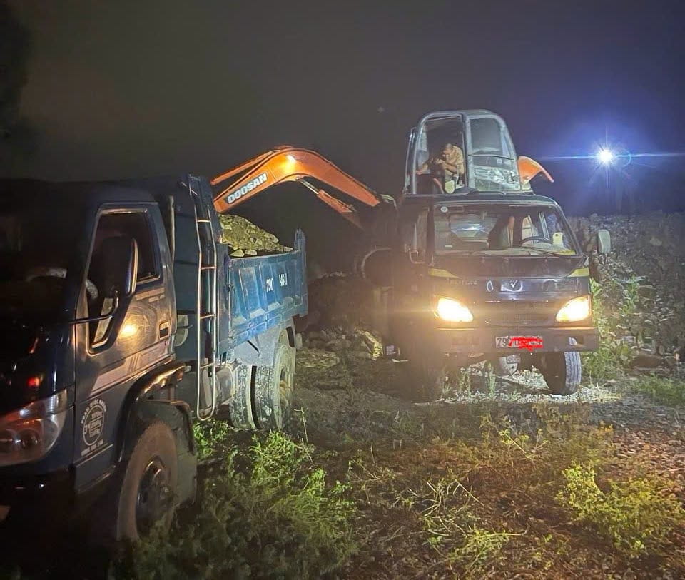 Cơ quan chức năng đã phát hiện vụ khai thác đất đá trái phép. Ảnh: Công an cung cấp