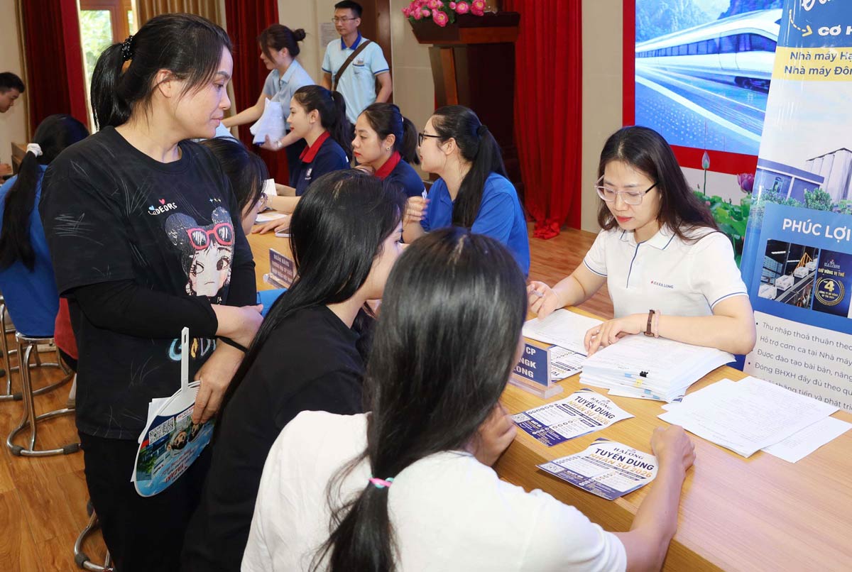 Ngày hội thu hút 17 doanh nghiệp trong và ngoài khu công nghiệp trên địa bàn tỉnh tham gia tuyển dụng với 91 vị trí việc làm, tương ứng nhu cầu tuyển dụng 14.429 lao động. Ảnh: Cổng TTĐT Hà An