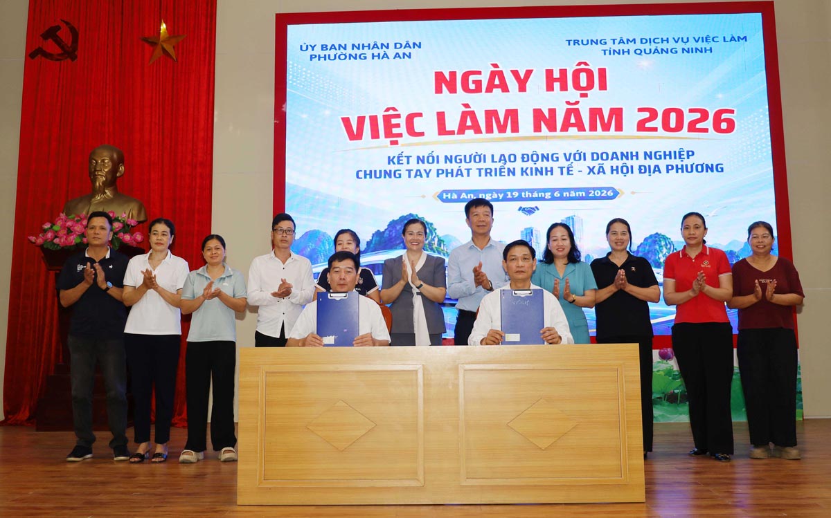 Ha An Ward People's Committee and Quang Ninh Provincial Employment Service Center sign a Regulation on coordination in summarizing, providing and deploying monthly labor market information. Photo: Ha An e-Portal