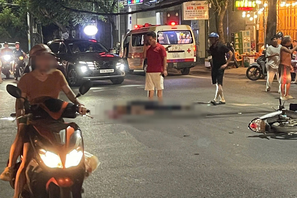Scene of car collision with motorbike, killing 1 young man on the spot. Photo: Thanh Tri