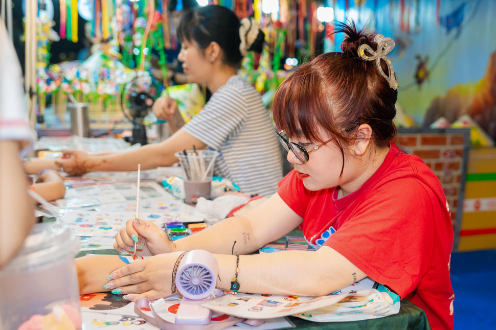 Các bạn nhỏ trải nghiệm vẽ Henna. Ảnh: BTC