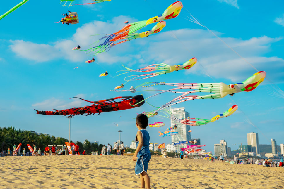 Hundreds of artistic kites flying in the sea sky of Quy Nhon. Photo: Organizing Committee