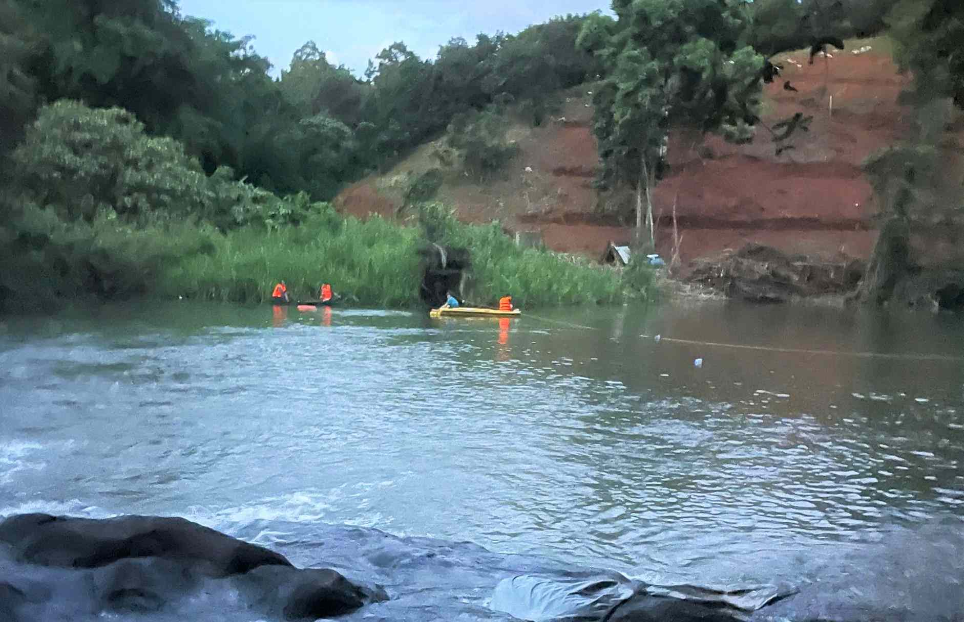 Rescue forces organize search and rescue of two drowning brothers. Photo: Than Hy
