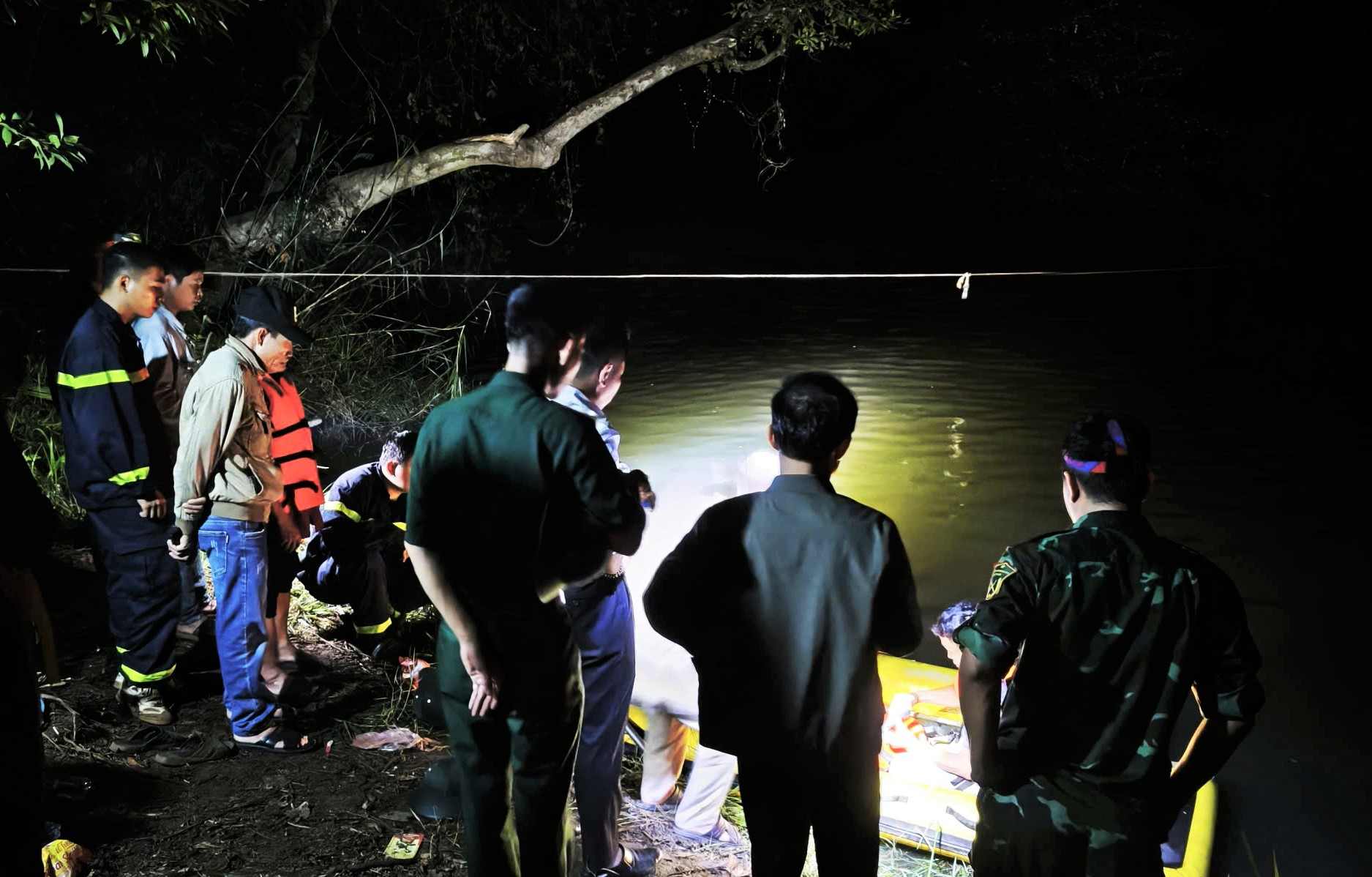 Đến 23h ngày 19.6, lực lượng cứu hộ đã tìm thấy thi thể hai anh em bị đuối nước. Ảnh: Thần Hy