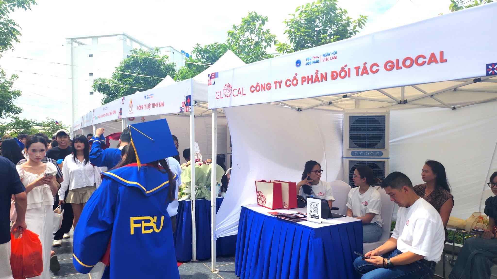 hơn 20 doanh nghiệp tham gia gian hàng với hàng