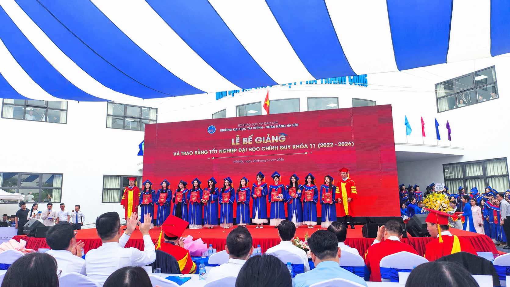 Tân cử nhân được trao bằng tốt nghiệp. Ảnh: Khánh An