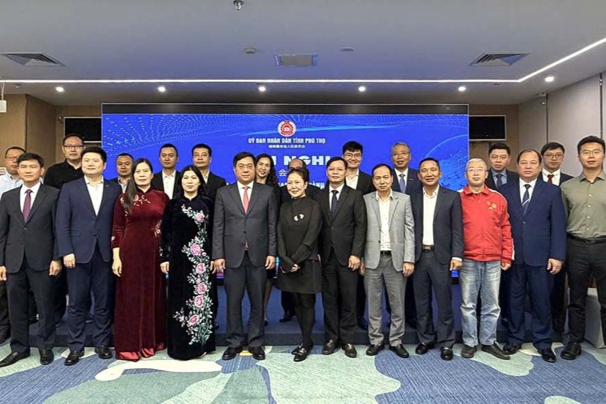 Đại diện các bên chụp ảnh lưu niệm sau buổi làm việc (tại Trung Quốc). Ảnh: Bích Phượng