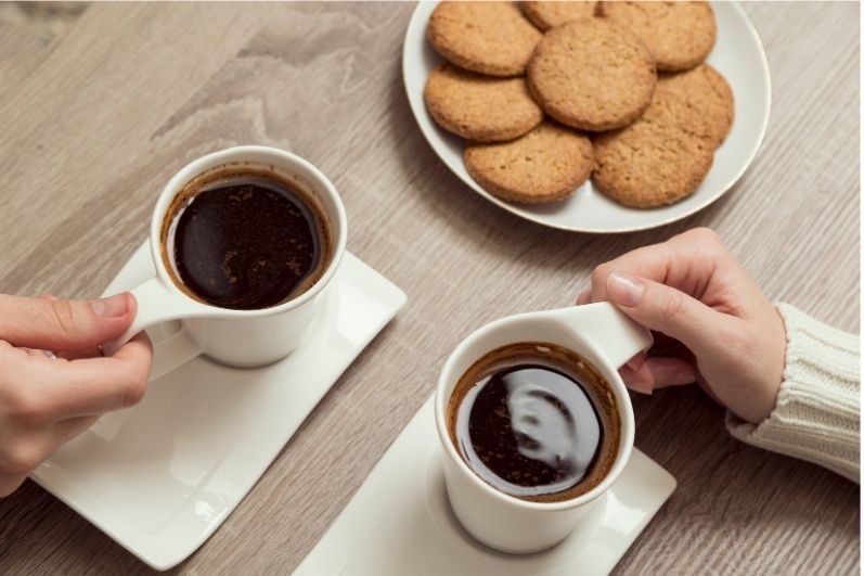 아침 식사 전이나 후에 커피를 마셔야 할까요?