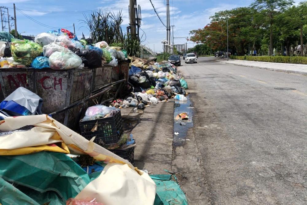 Những ngày giữa tháng 6.2026, rác thải bị ùn ứ, chất thành từng đống tại nhiều tuyến đường, điểm tập kết rác ở phường Hạc Thành. Ảnh: Quách Du (chụp ngày 14.6)