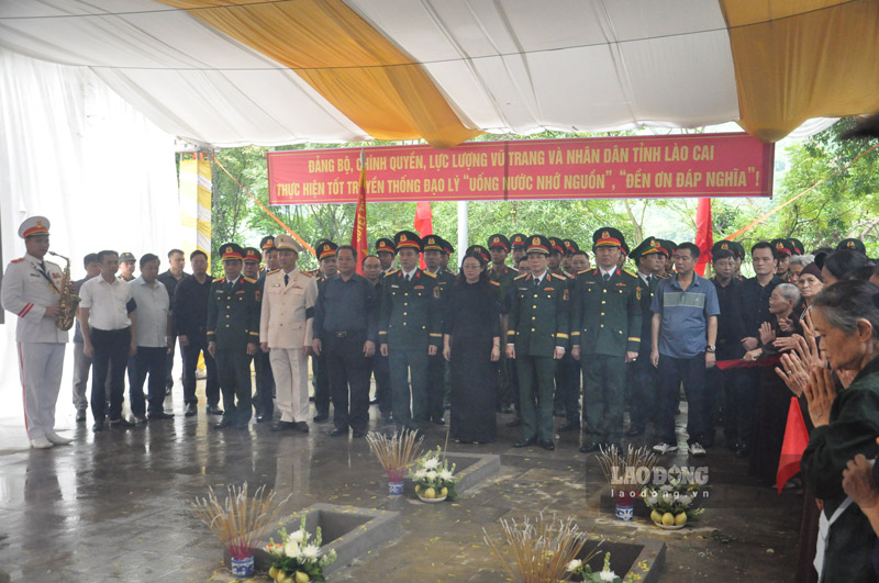 Việc quy tập hài cốt liệt sĩ thể hiện đạo lý “Uống nước nhớ nguồn“, “Đền ơn đáp nghĩa” là truyền thống muôn đời của dân tộc Việt Nam. Ảnh: Đinh Đại