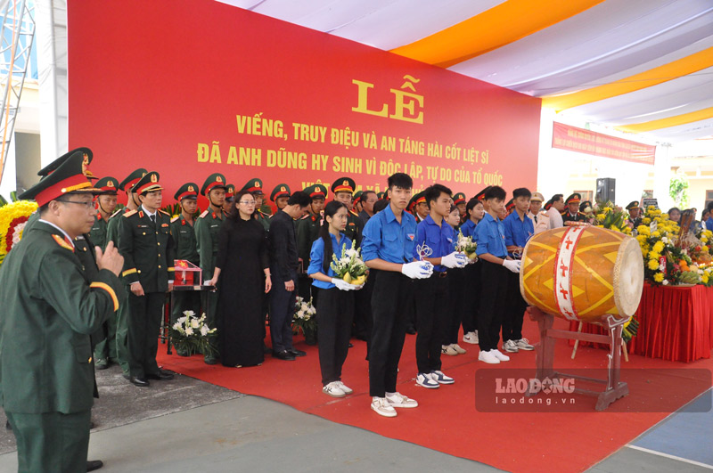 Chính quyền và nhân dân các dân tộc xã Bát Xát tổ chức Lễ viếng, truy điệu và an táng 9 hài cốt liệt sĩ được quy tập về với gia đình, quê hương. Ảnh: Đinh Đại