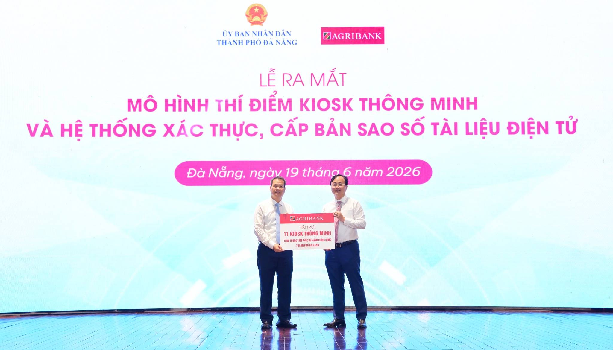 Đồng chí Tô Huy Vũ - Chủ tịch Hội đồng thành viên Agribank trao biểu trưng tài trợ 11 Trạm dịch vụ công số phục vụ người dân thành phố Đà Nẵng