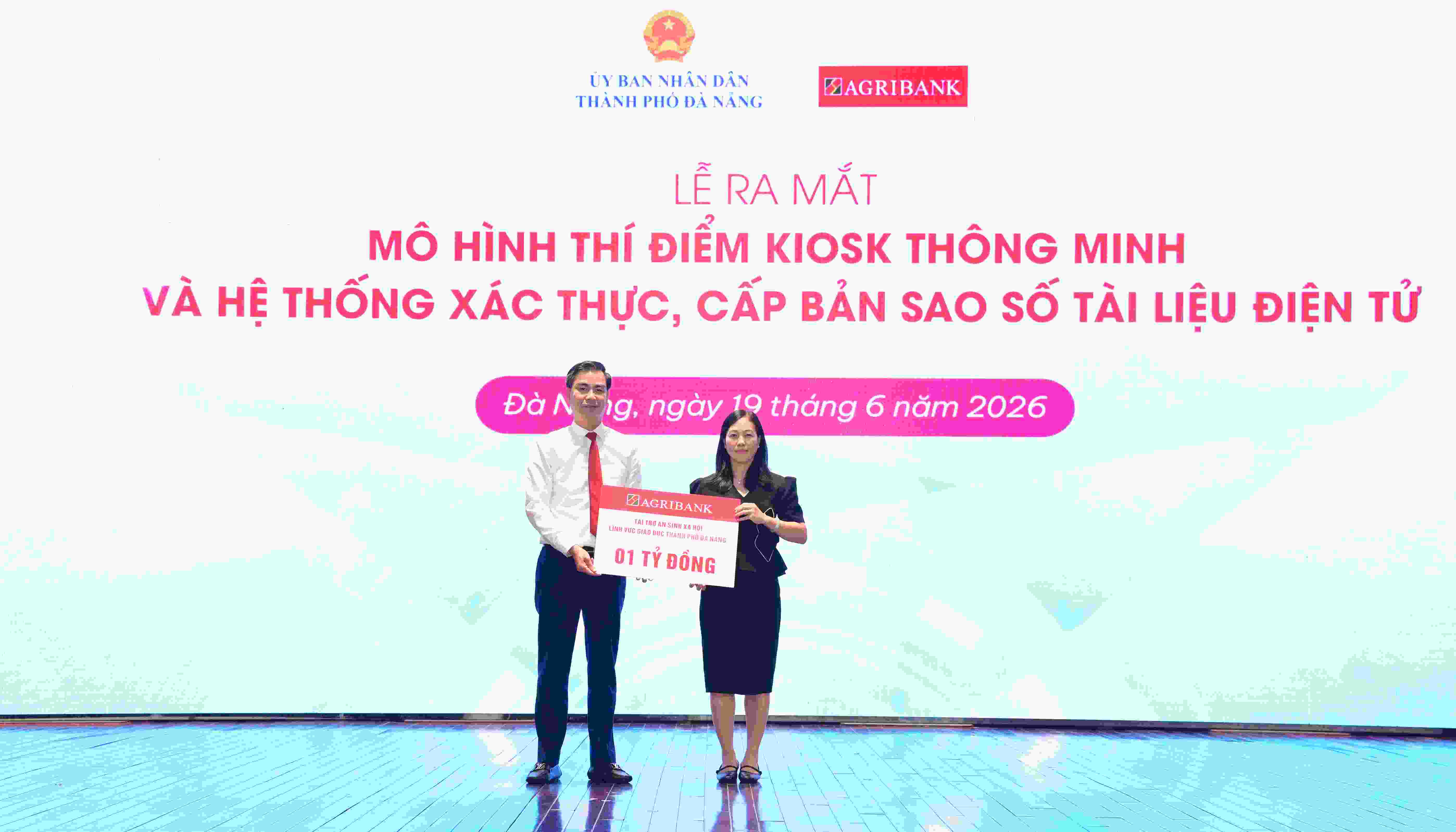Đồng chí Lê Xuân Trung - Thành viên Hội đồng thành viên Agribank trao tặng khoản tài trợ an sinh xã hội trong lĩnh vực giáo dục trị giá 01 tỉ đồng cho thành phố Đà Nẵng