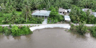 A landslide point about 20m long cracked the brick foundation of people's houses along the river. Photo: Hoang Loc