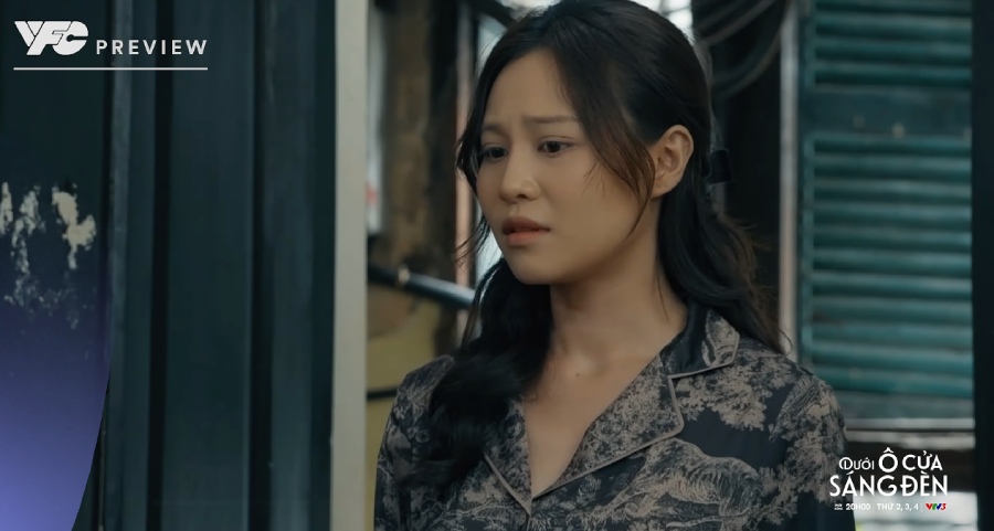 Sinh đưa Diệu đến ở nhờ nhà Vân trong tập 16 phim “Dưới ô cửa sáng đèn“. Ảnh: VFC. 