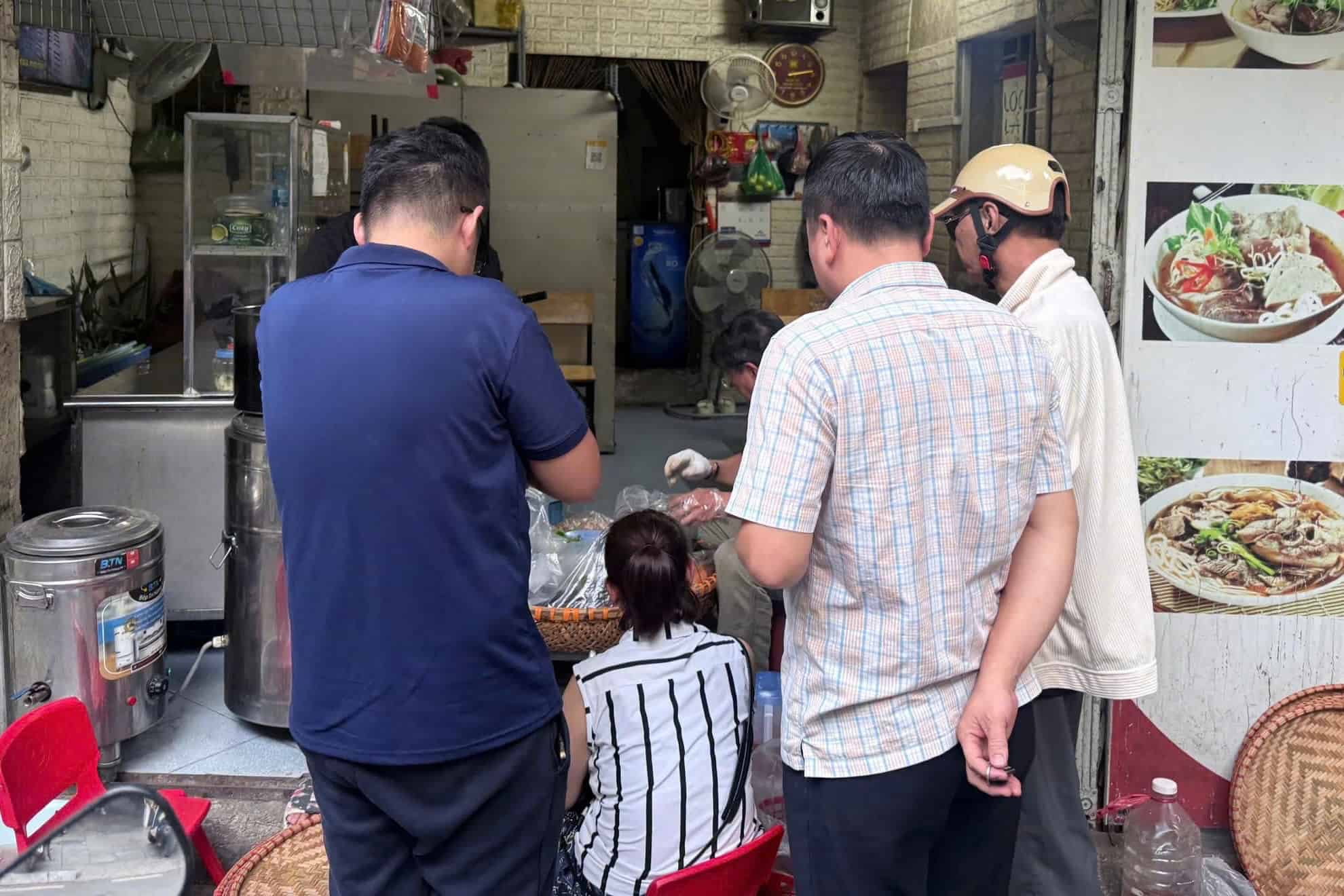 Nhiều thực khách lựa chọn mua mang về, tạo nên khung cảnh nhộn nhịp trước quầy nộm mỗi ngày. Ảnh: Thái Trang