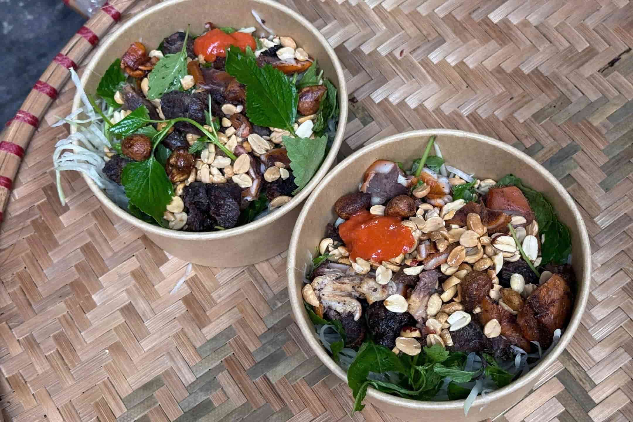 Món nộm tá lả gồm đu đủ xanh, thịt bò cùng nhiều phần nội tạng được sơ chế, tẩm ướp và sấy kỹ theo bí quyết gia truyền. Ảnh: Thái Trang