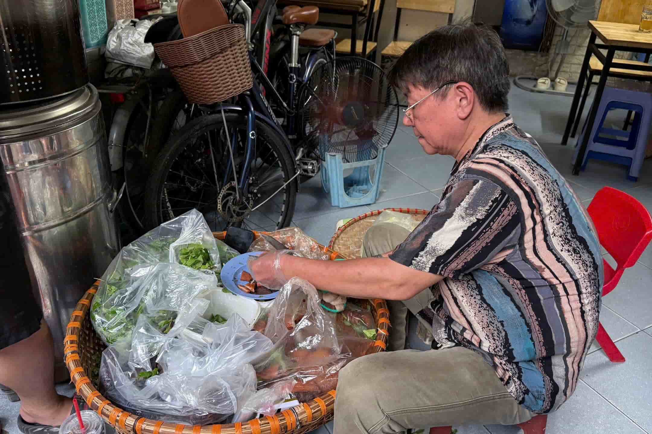 Mr. Do Trong Viet's family's ta la salad restaurant on Hang Bun street still regularly serves diners every afternoon. Photo: Thai Trang