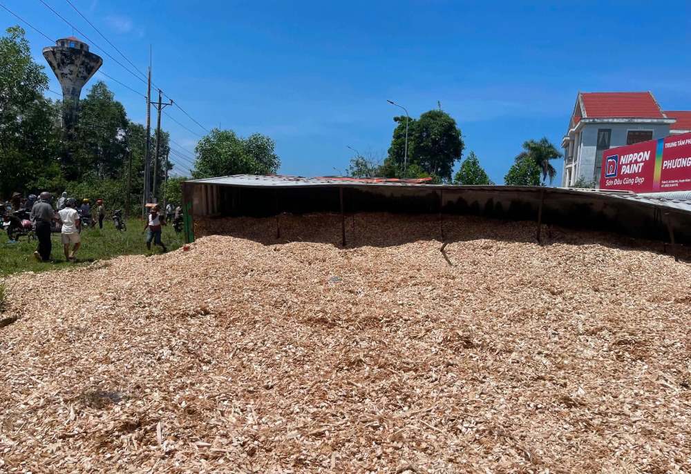 Hàng hóa trên thùng xe đầu kéo đổ xuống đường. Ảnh: Phạm Duy