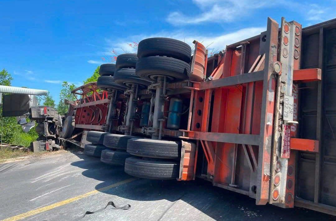 Trailer truck overturns, blocking National Highway 55. Photo: Le Long