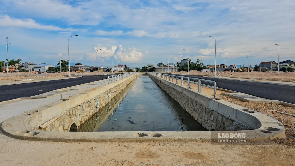 Hạ tầng khu tái định cư thuộc xã Phú Hồ cũng đang dần về đích. Ảnh: Nguyễn Luân