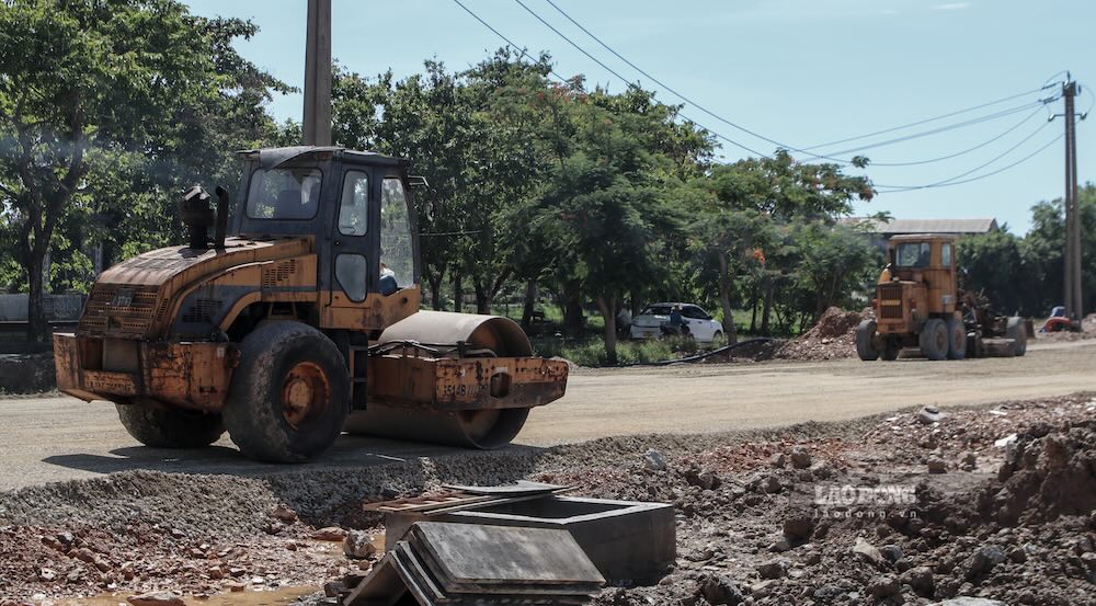 Công nhân, máy móc tập trung thi công tại khu tái định cư ở phường Vỹ Dạ. Ảnh: Phúc Đạt
