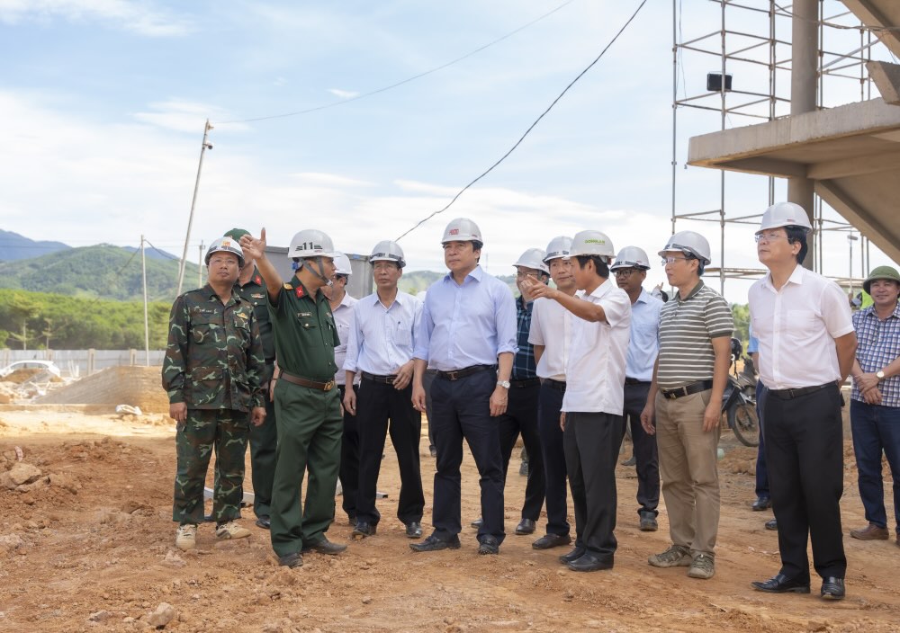 Chairman of Hue City People's Committee Nguyen Khac Toan inspects the construction progress of inter-level boarding schools in border communes. Photo: Ngoc Hieu.