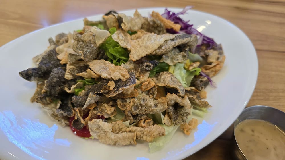 Cómo hacer un plato sencillo y atractivo de salmón frito crujiente para cambiar el sabor de las comidas familiares de fin de semana. Foto: Tuan Dat