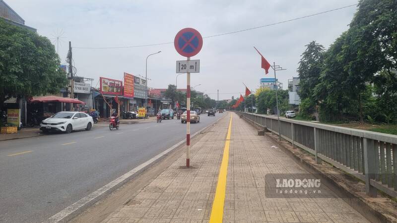 Các công nhân triển khai phân làn tại tuyến đường Việt Bắc