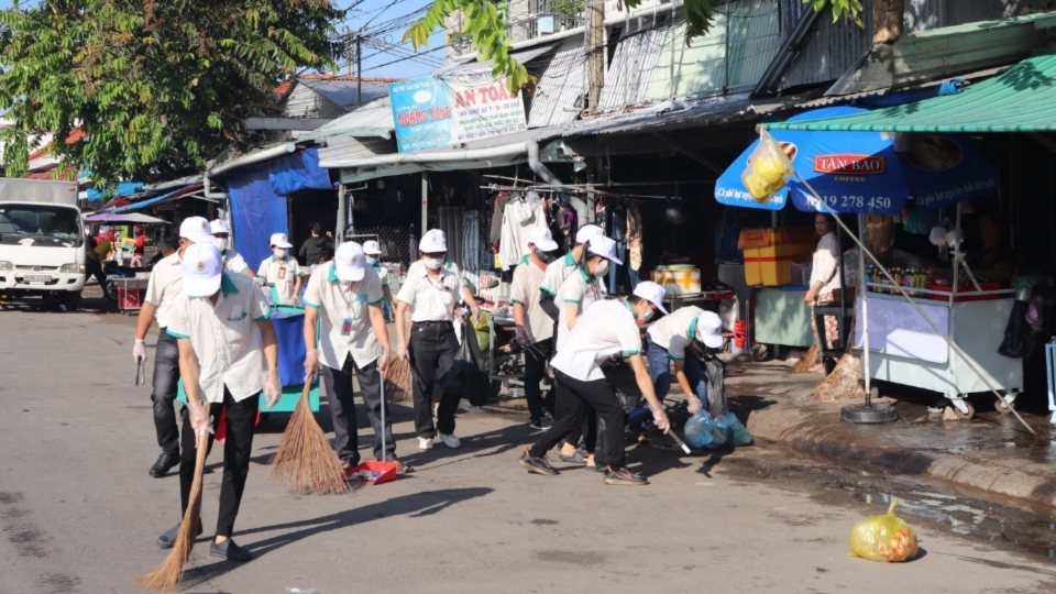 Union members and workers of Ty Xuan Co., Ltd. participate in environmental sanitation activities, contributing to spreading a green lifestyle. Photo: Trade Union of Ty Xuan Co., Ltd