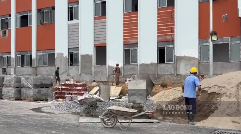 Công nhân cùng trang thiết bị máy móc được huy động để đẩy nhanh tiến độ. Ảnh: Việt Bắc