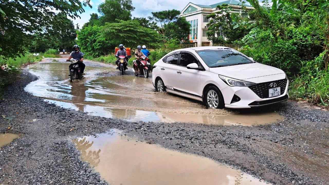 El proyecto de la carretera Chu Văn An - tramo desde la carretera Hai Bà Trưng - Ngô Sĩ Liên perteneciente al barrio de Nghĩa Lộ (Quảng Ngãi) se encuentra actualmente en un estado de polvo y lluvia. Foto: Đông Giang