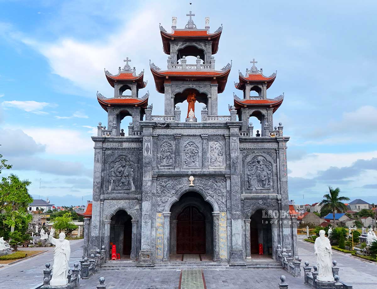 Nhà thờ Giáo xứ Thịnh Long có kiến trúc độc đáo từ đá. Ảnh: Hà Vi