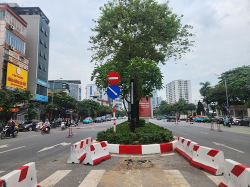 Hà Nội rào chắn đường Văn Cao để thi công metro số 5. Ảnh: Minh Hạnh